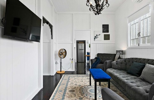 Maryborough Casa | Retro on walker Near hospital