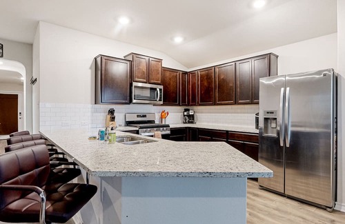 Medina Valley Casa | Dog-friendly single-level retreat with pool access, large yard, washer/dryer, AC