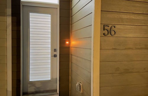 Calgary Casa | Airport Oasis: Stylish 1-BR Suite with Memory Foam King Bed, Private Bath