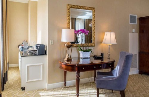 Financial District Casa | King Room at a 4.5⭐️ Hotel