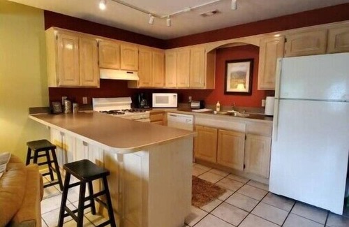 Rogers Casa | Peaceful place-Rogers King bed/garage parking!