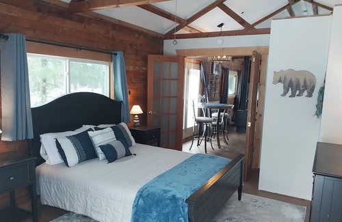 Pentwater Cabina | Cuddle up in this cozy cabin