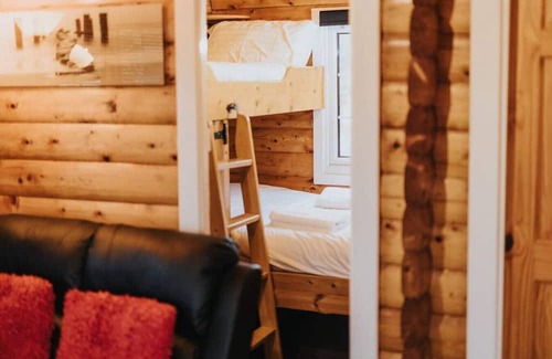 Bronaber Cabina | Rustic & Cozy 2 Bed Log Cabin Retreat nr Zip World