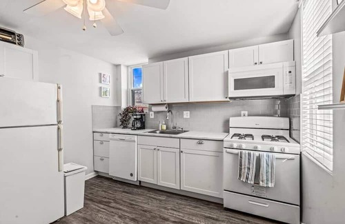 South Philadelphia West Apartamento | Bi-level Apartment w/ South Philly Rooftop