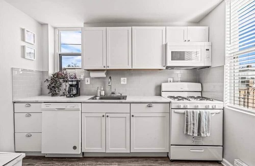 South Philadelphia West Apartamento | Bi-level Apartment w/ South Philly Rooftop