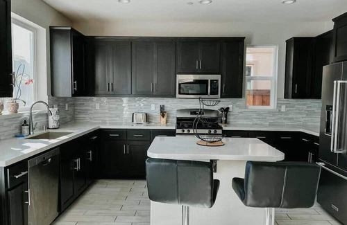 Pittsburg Casa | New & Big is better! Just listed