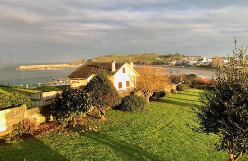Porto de Espasante Casa | Sunny home with enormous terrace and garden just 1 min walk to the beach!