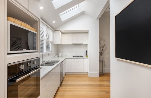 New Town Casa | Roses on Pirie - Comfortable & Central