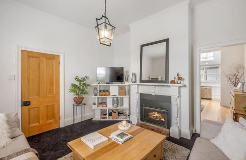 New Town Casa | Roses on Pirie - Comfortable & Central