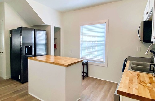 Old Brooklyn Apartamento | Beautifully Remodeled 1/2 Duplex Home in Old Brooklyn