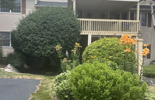 West Warwick Condominio | 1 BR/1.5 Bath - 20 min from Beach!