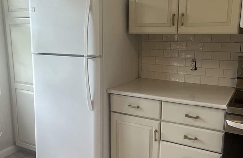 West Warwick Condominio | 1 BR/1.5 Bath - 20 min from Beach!