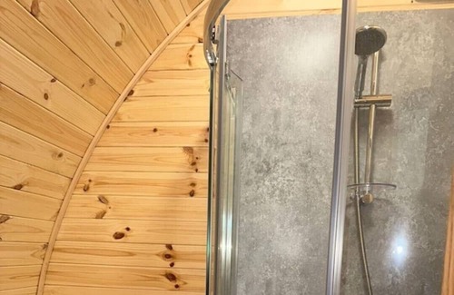 Eyemouth Cabina | Cheviot -luxury pods with Private hot tubs - BBQ -750m to Beach- family friendly