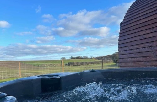 Eyemouth Cabina | Cheviot -luxury pods with Private hot tubs - BBQ -750m to Beach- family friendly