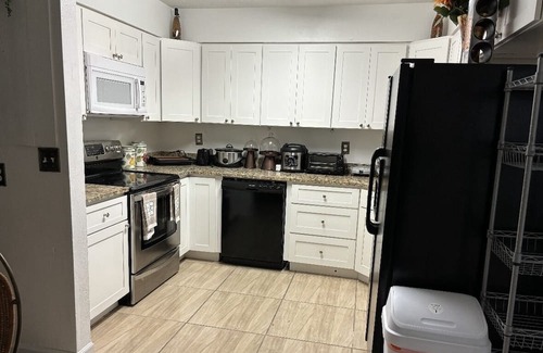 Fruitville Casa | 9 miles to beaches. Screened and heated pool. 3 miles to NATHAN BENDERSON PARK.