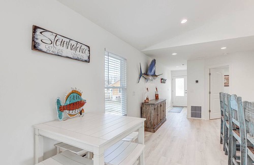Steinhatchee Cabaña | Bright Steinhatchee Getaway, Walk to River & Dock!