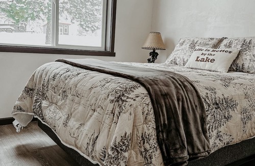 Creston Cabina | Modern Rustic Cabin. 30 Mins from Glacier Park. Mtn Views and Pond Onsite