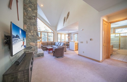 Mountain House Casa | Walk to ski slopes! Private hot tub and garage!