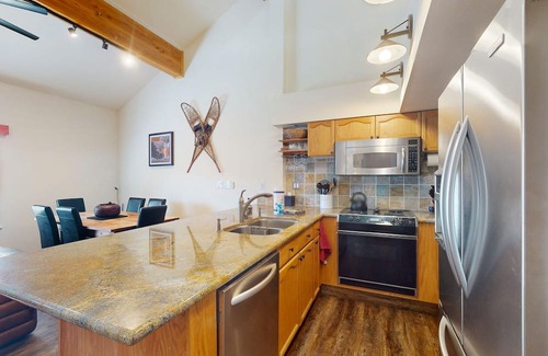 Lakeshore Condominio | Comfortable condo near China Peak with updates throughout, themed rooms, & W/D