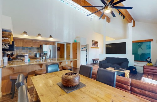 Lakeshore Condominio | Comfortable condo near China Peak with updates throughout, themed rooms, & W/D