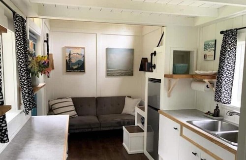 Courtenay Casa | Sweet Tiny Home on Blueberry Farm close to Ocean