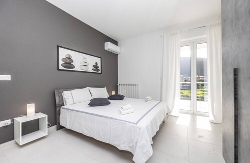 Capo d'Orlando Apartamento | Apartment 'Primo' with Partial Sea View, Wi-Fi and Air Conditioning