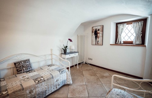 Costermano Apartamento | Apartment 'Corte Isabel Rustico' with Shared Pool and Wi-Fi