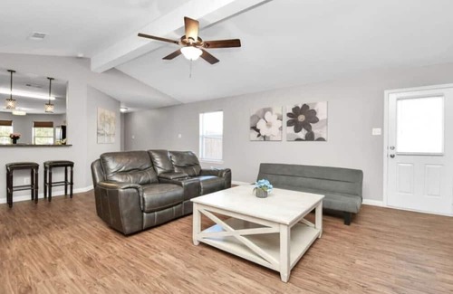 Iowa Colony Casa | $3500 Per/Mth, 4BRs, Gated Community