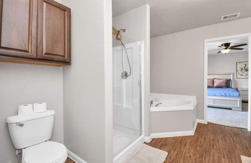 Iowa Colony Casa | $3500 Per/Mth, 4BRs, Gated Community