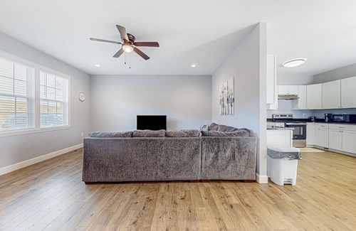 Jefferson City Casa | Modern dog-friendly home with enclosed yard, pool, grill, mtn views, W/D, & AC