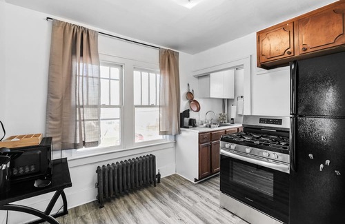 Flint Apartamento | Snuggle-in-the-Jungle: Pet friendly + Smart TV + close to everything in Flint!