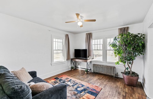 Flint Apartamento | Snuggle-in-the-Jungle: Pet friendly + Smart TV + close to everything in Flint!
