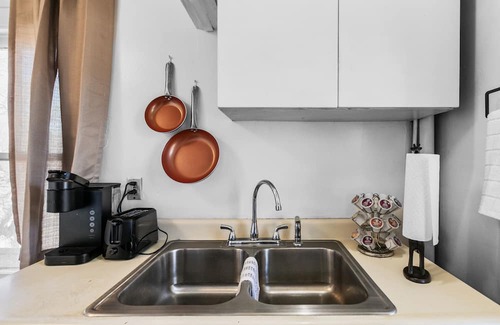 Flint Apartamento | Snuggle-in-the-Jungle: Pet friendly + Smart TV + close to everything in Flint!