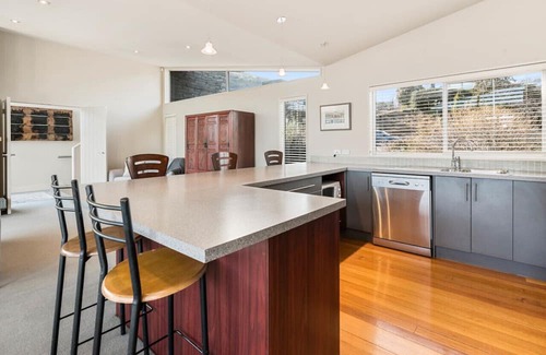 Frankton Casa | Lake Views on Yewlett