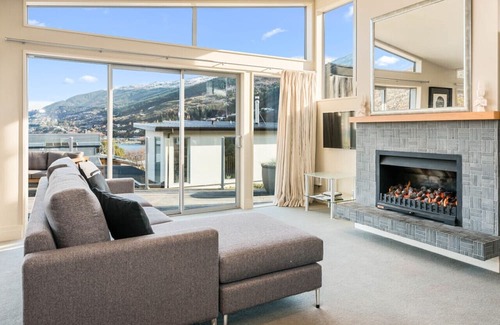 Frankton Casa | Lake Views on Yewlett