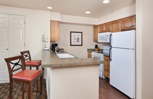Nice Casa | Enjoy Clear Lake with the family in this resort 2BD condo with resort boat dock