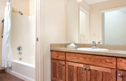 Nice Casa | Enjoy Clear Lake with the family in this resort 2BD condo with resort boat dock