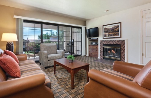 Nice Casa | Enjoy Clear Lake with the family in this resort 2BD condo with resort boat dock