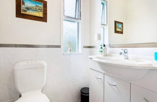 Tindalls Beach Casa | Harbour Retreat with sea views and BBQ