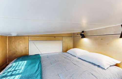 Manor Casa | Darling Texas tiny home with a kitchenette, washer/dryer, & AC