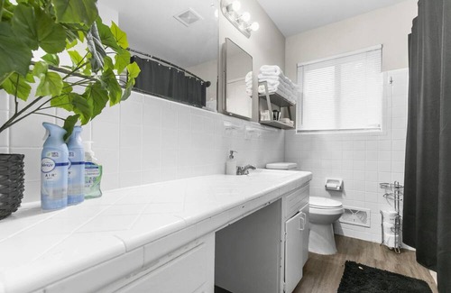 New Castle Casa | Center Point Gem: 4BR, Parking & Long Stays