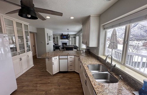 Alpine Casa | Stunning mountain and valley views this Alpine home is conveniently located.