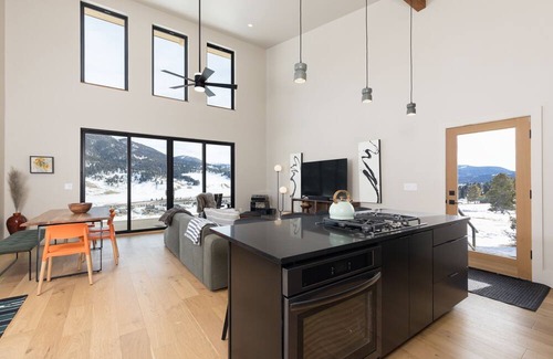 Riverview Ranch Casa | Big sky luxury cabin w/ private hot tub & views