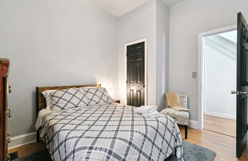 Central Newport News Apartamento | This duplex is a 1 bedroom(s), 1 bathrooms, located in Newport News, VA.