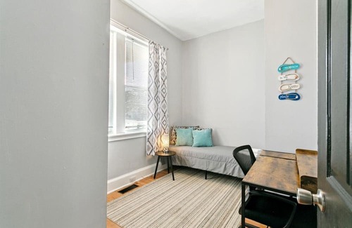 Central Newport News Apartamento | This duplex is a 1 bedroom(s), 1 bathrooms, located in Newport News, VA.