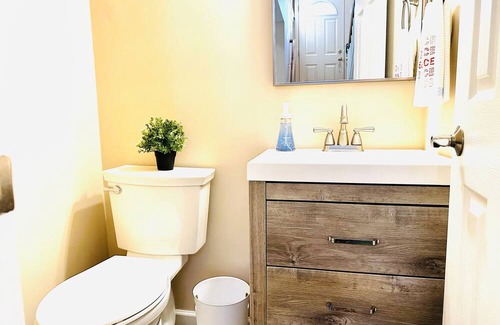 West Chester Casa | Ocean Palace-6 Guests-close to I-75,VOA park,W&S Tennis, King Island,Cincinnati