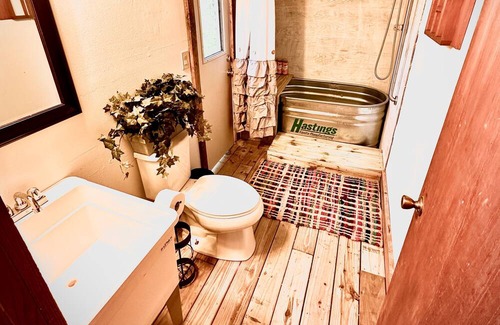 Braden River Otro | Farmhouse Retreat. Quiet country cabin just minutes from Siesta Key & TerraNova