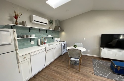 Olde Town Arvada Cabaña | Bright and Updated Olde Town Arvada Carriage House 1B/1B