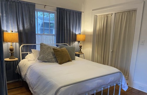 Historic Uptown Apartamento | Round Lake Retreat