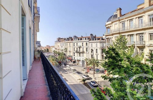 Cannes City Centre Apartamento | Stunning spacious 3 bed apartment with Juliette balcony. 5 min walk from Palais